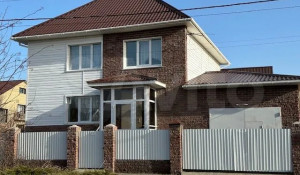 Дом с хорошей аурой продают в Барнауле за 16 млн рублей. 
