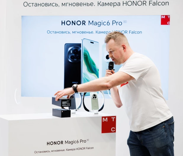 МТС презентовала HONOR Magic6 Pro в своём флагманском магазине в Москве.