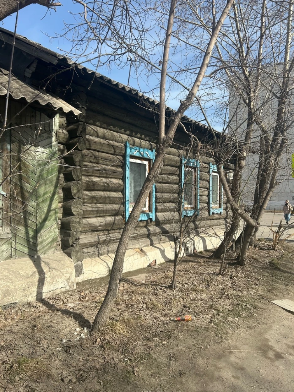 Непокоренные. Старые дома Барнаула, окруженные многоэтажками - фотоподборка  altapress.ru