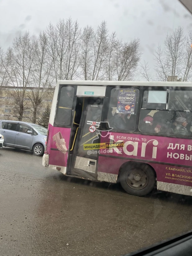 Автобус со сломанной дверью. 