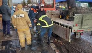 В алтайском селе укрепили дамбу, чтобы не дать воде зайти на улицы.