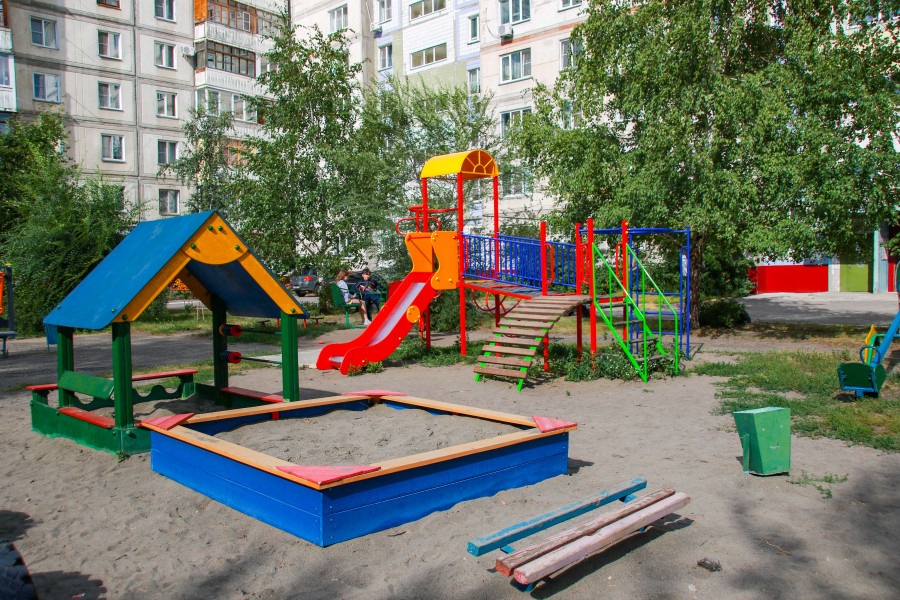 ТД «Аникс» помог инициативным домам сделать в их дворах детские и спортивные площадки на условиях софинансирования.