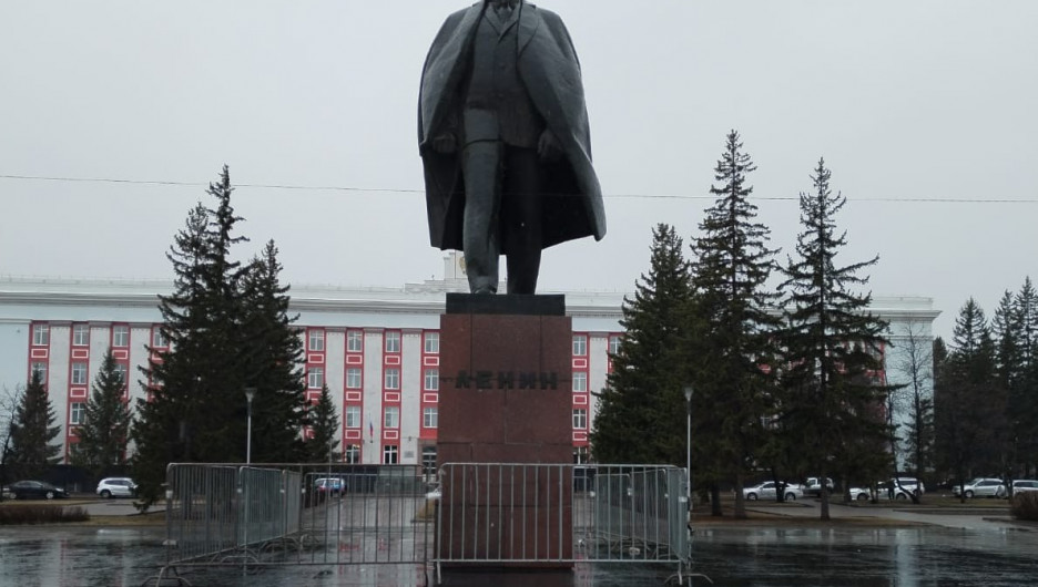В Барнауле на площади Советов огородили памятник Ленину