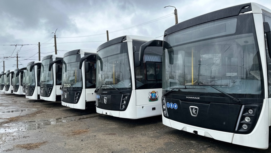 Водителей и кондукторов для новых автобусов ищут в Барнауле
