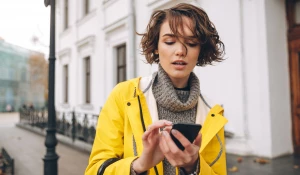 Девушка со смартфоном в руках.