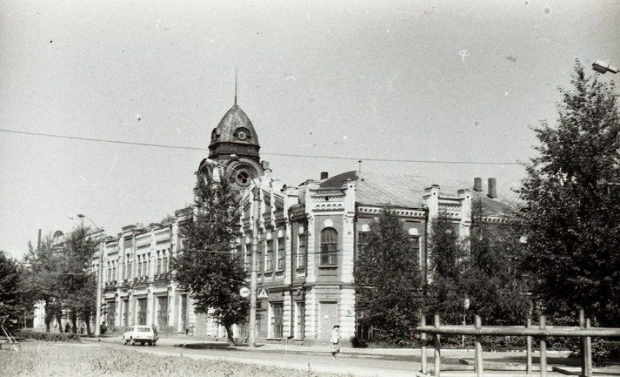 Здание Городской думы: построено в 1914-1916 годах по проекту архитектора И. Ф. Носовича. 