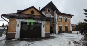 Коттедж с двумя гаражами продают в пригороде Барнаула по привлекательной цене.