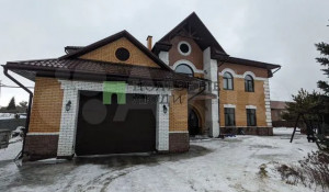 Коттедж с двумя гаражами продают в пригороде Барнаула по привлекательной цене.
