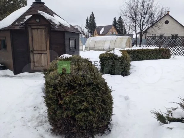 Коттедж с двумя гаражами продают в пригороде Барнаула по привлекательной цене.