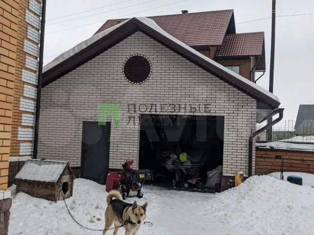 Коттедж с двумя гаражами продают в пригороде Барнаула по привлекательной цене.