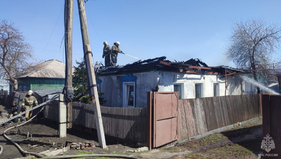 Без крыши остался частный дом после пожара в Рубцовске