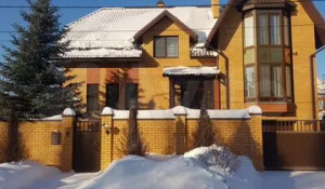Уютный домик с высоким фундаментом продают в Барнауле за 50 млн рублей.