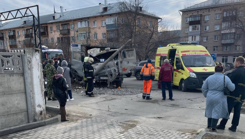 В Барнауле произошла жесткая авария с участием грузовика 