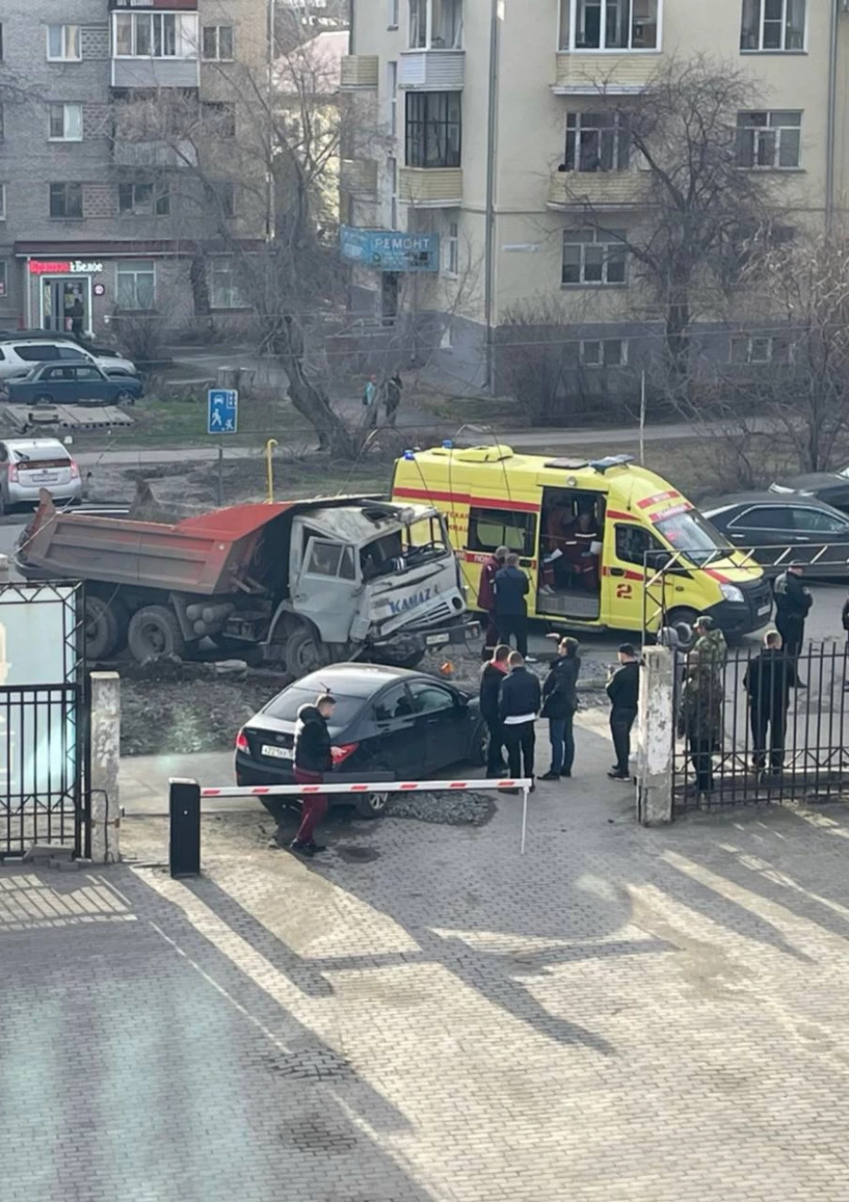 В Барнауле произошла жесткая авария с участием грузовика