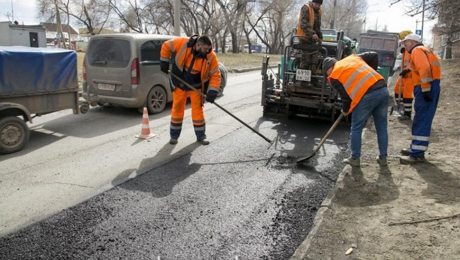 В Барнауле начали ремонтировать дороги