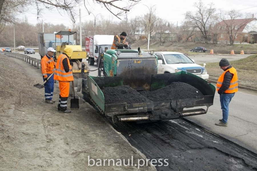 В Барнауле приступили к текущему ремонту городских дорог.