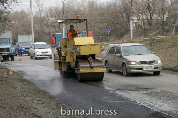 В Барнауле приступили к текущему ремонту городских дорог.