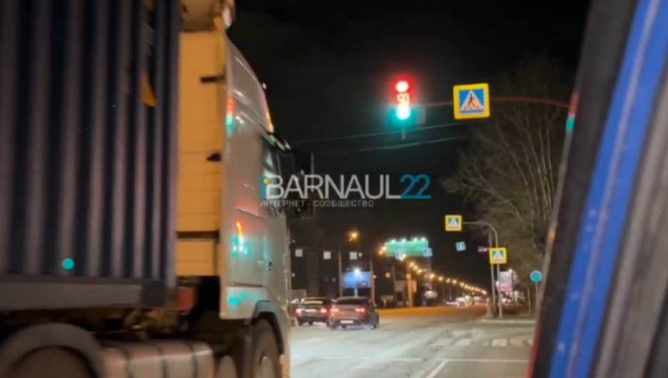 Барнаульцы озадачены сигналами светофора на перекрестке