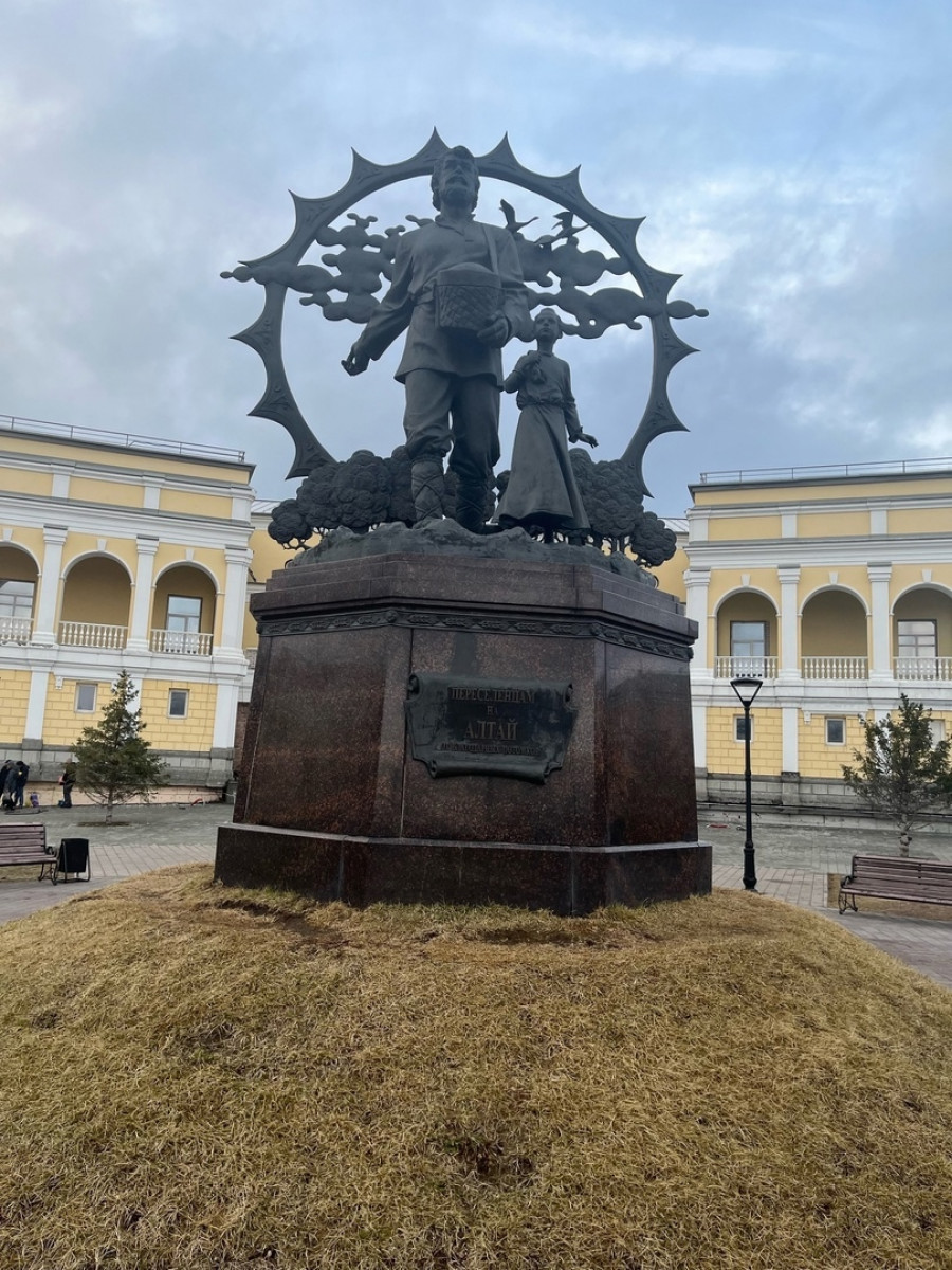 Памятник “Переселенцам на Алтай от благородных потомков”.