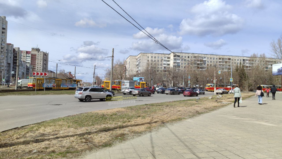 Барнаульцы обратили внимание на большую пробку из трамваев 