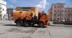 В Барнауле улицы чистят подметально-уборочные вакуумные машины