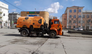 В Барнауле улицы чистят подметально-уборочные вакуумные машины