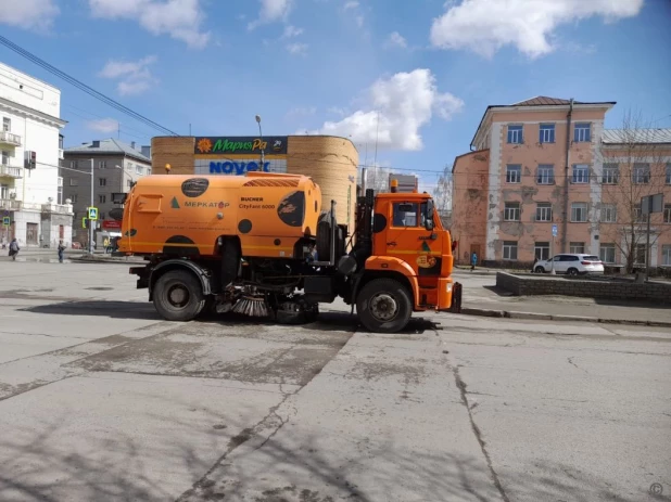 В Барнауле улицы чистят подметально-уборочные вакуумные машины