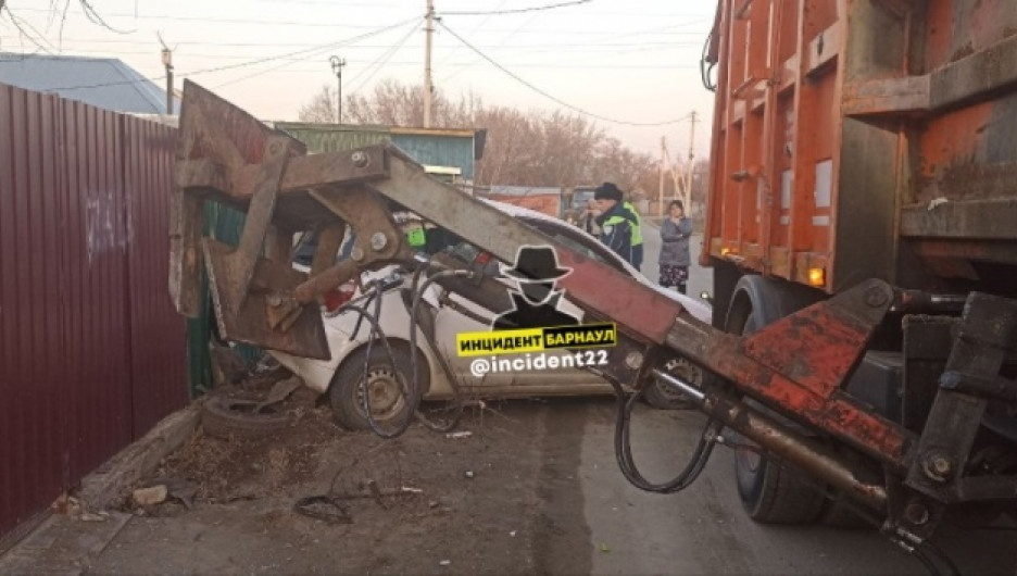 В Барнауле водитель мусоровоза забыл убрать подъемник о повредил авто рядом. Фото