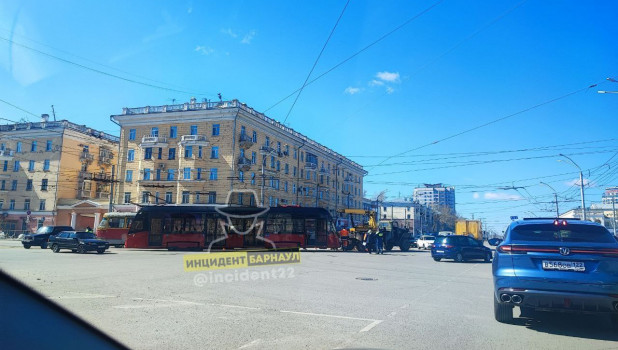 Трамвай сошел с рельсов в Барнауле. 