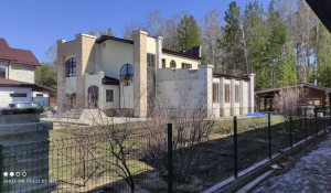 В пригороде Барнаула продают идеальный дом с витражными окнами за 35 млн рублей.