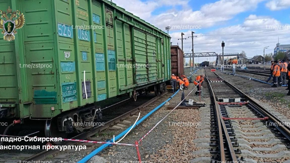 В Алтайском крае грузовой вагон сошел с рельсов.