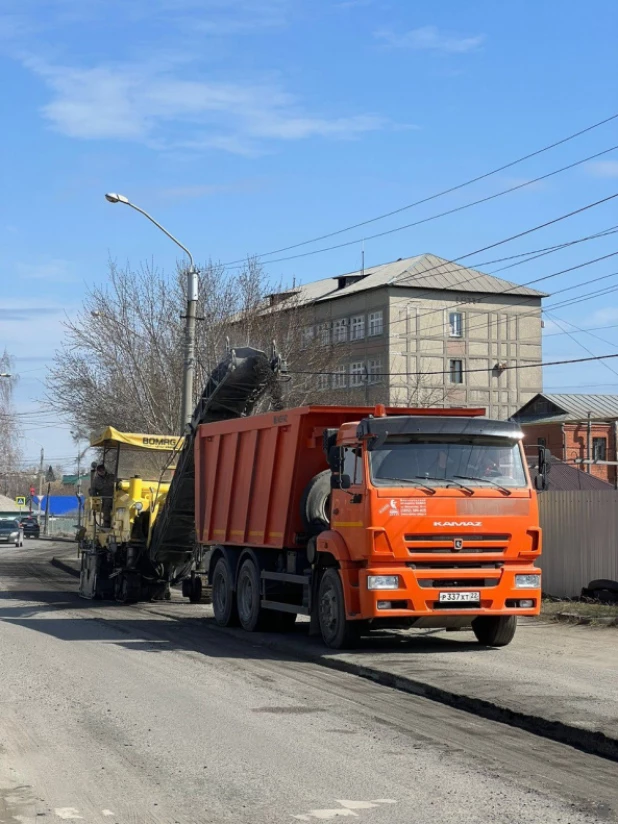 В Барнауле приступили к ремонту дорог. 