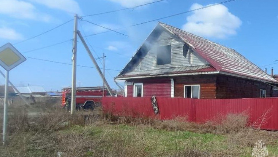 В Алтайском крае при пожаре спасли женщину 