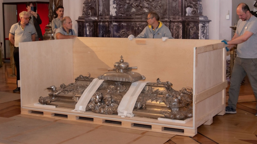 Гробница Александра Невского изготовлена по заказу Елизаветы Петровны в 1750-1752 годах из серебра, добытого на Алтае.