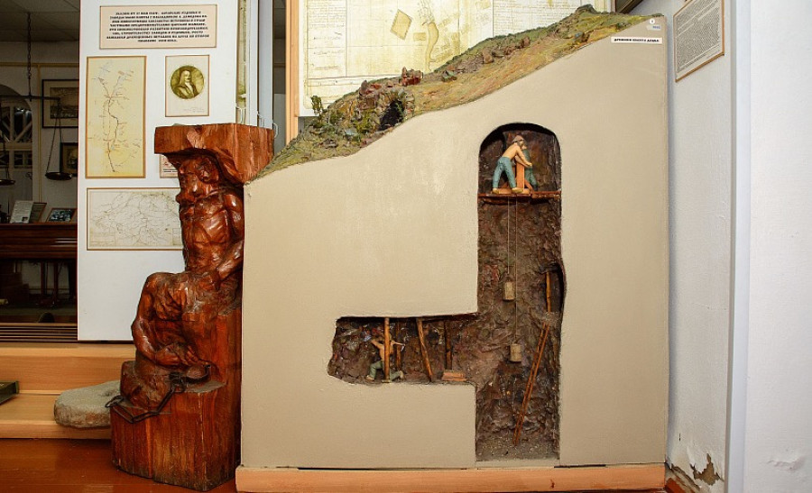 Реконструкция устройства шахты на Змеевиком руднике во времена Елизаветы. 
