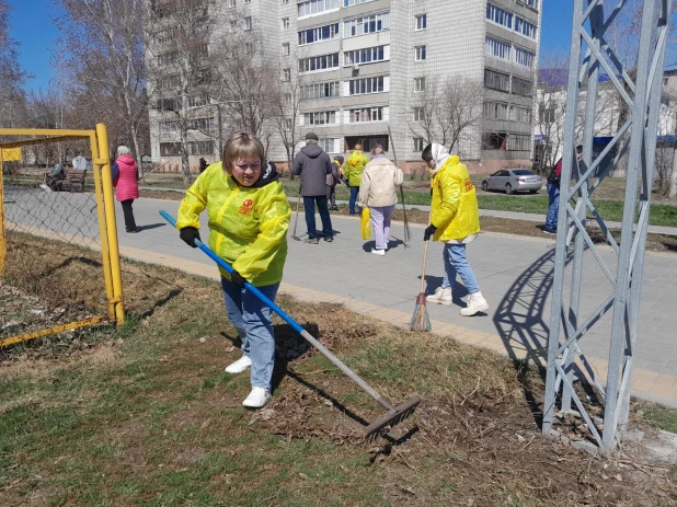 26 апреля члены партии «Справедливая Россия — За правду» наводили порядок на аллее по ул. Георгия Исакова.