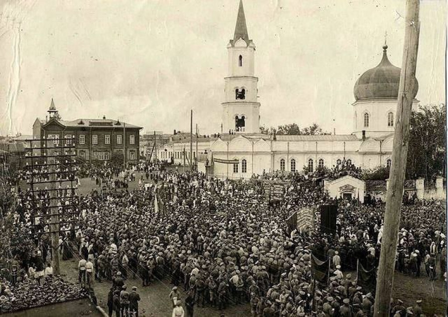 Митинг в Барнауле на Соборной площади (площади Свободы) у Петропавловского собора, 1917 год. Собор разрушен в 1935-м.