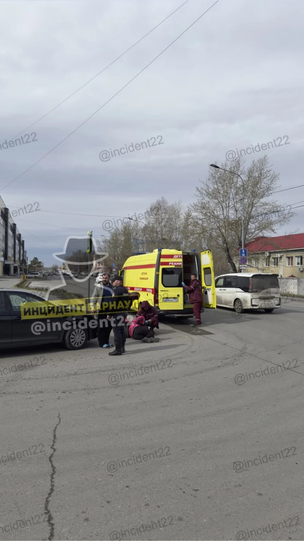 Курьера "Самокат" сбили на тротуаре. 