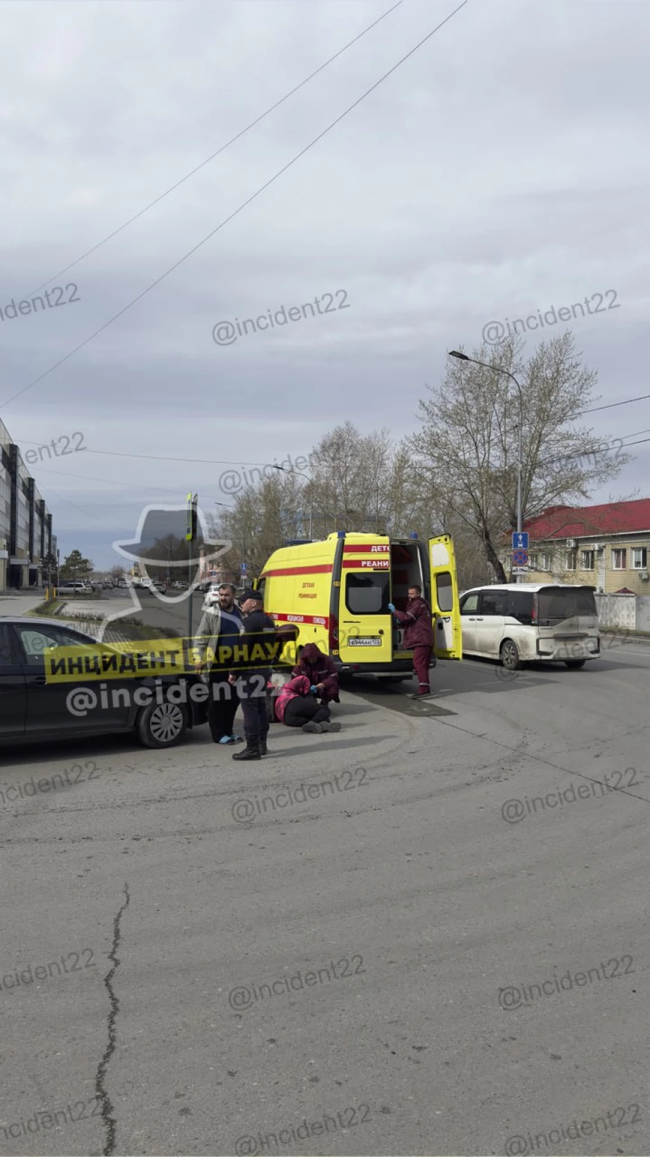 В Барнауле на пешеходном переходе сбили курьера на велосипеде