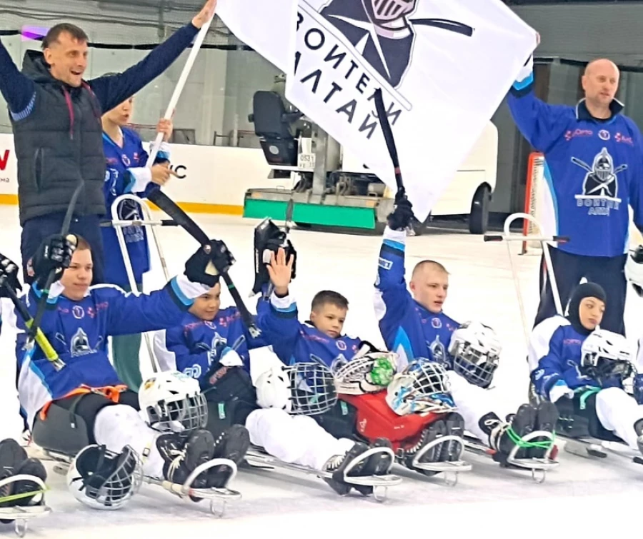 Юные алтайские спортсмены команды «ВОИтели-Алтай» на VI Фестивале адаптивного хоккея в Сочи.