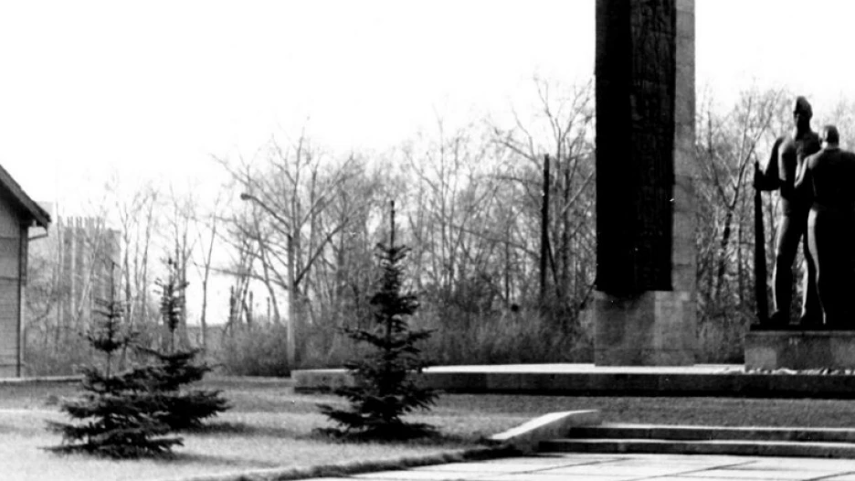 Скульптурная композиция "Прощание" на площади Победы, автор Петр Миронов.