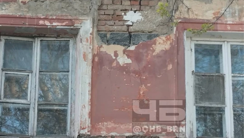 Жительница Барнаула пожаловалась на аварийное состояние дома 