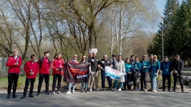 Компания "Легенда жизни" совместно с партнерами высадила на пл. Мира и аллее Целинников 13 саженцев крупномерных елей.