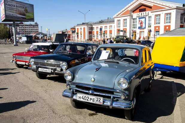 Выставка ретроавтомобилей в Барнауле.