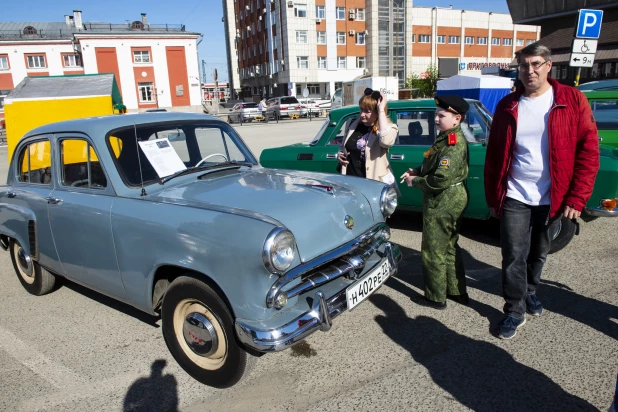 Выставка ретроавтомобилей в Барнауле.