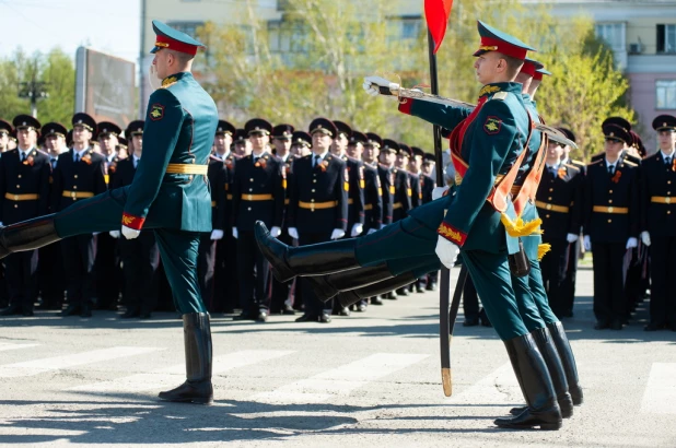 Торжественное прохождение войск Барнаульского гарнизона.