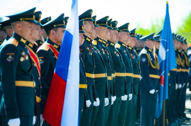 Торжественное прохождение войск Барнаульского гарнизона.