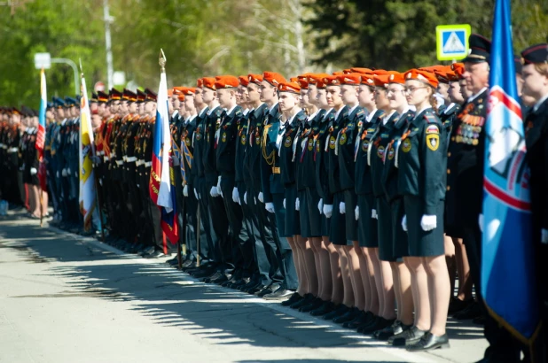 Торжественное прохождение войск Барнаульского гарнизона.