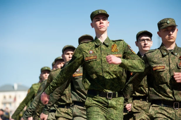 Торжественное прохождение войск Барнаульского гарнизона.