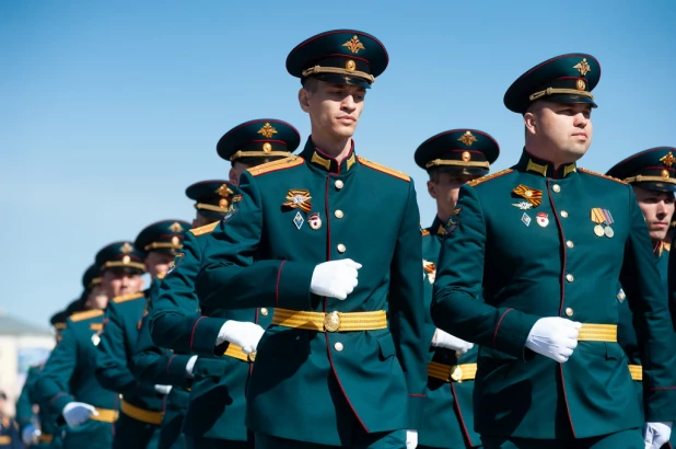 Торжественное прохождение войск Барнаульского гарнизона.